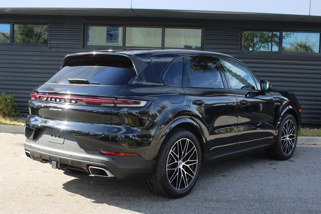 2025 Porsche Cayenne Base photo 4