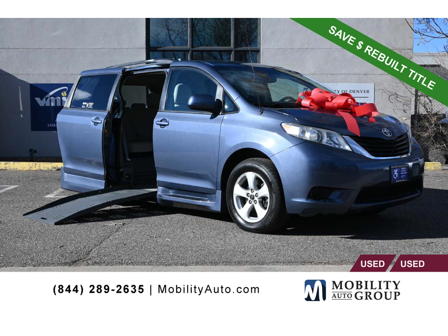 2013 Toyota Sienna LE's photo