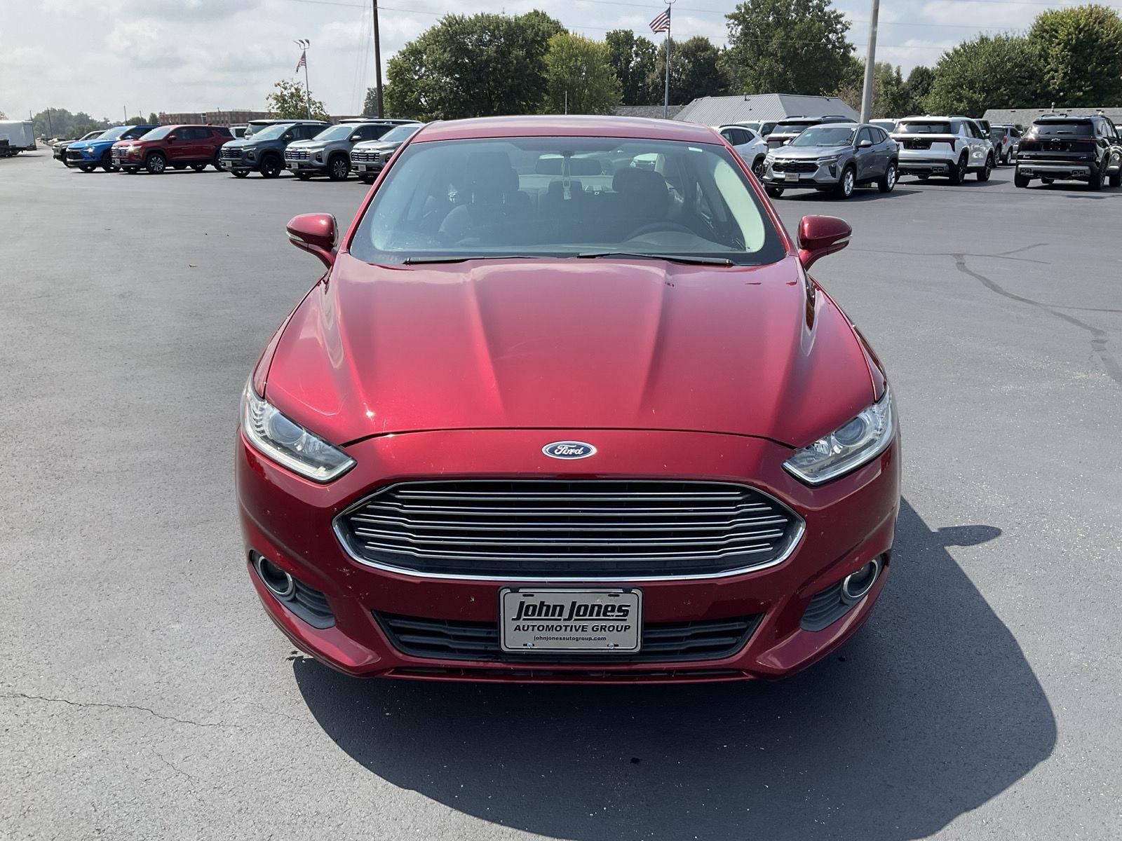 2016 Ford Fusion SE photo 2