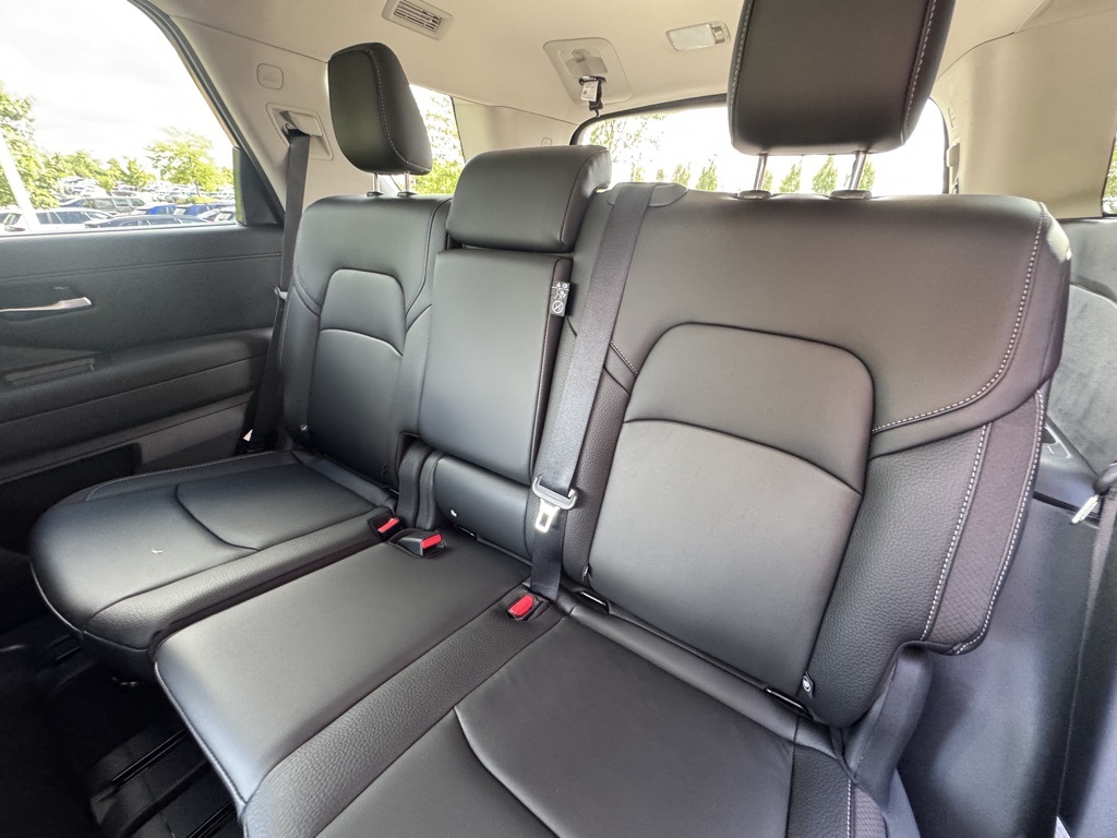 2025 Nissan Pathfinder SL photo 18