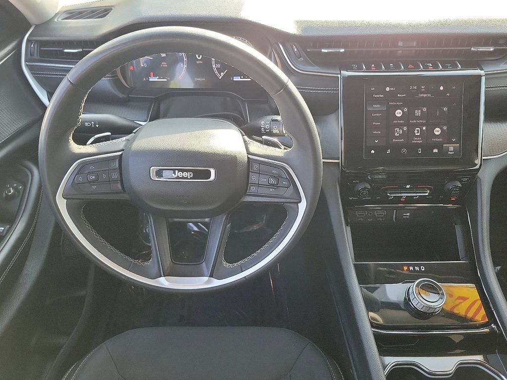 2023 Jeep Grand Cherokee Laredo photo 4