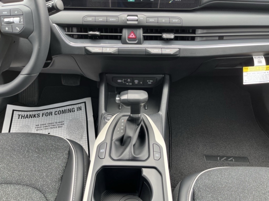 2025 Kia K4 GT-Line photo 11