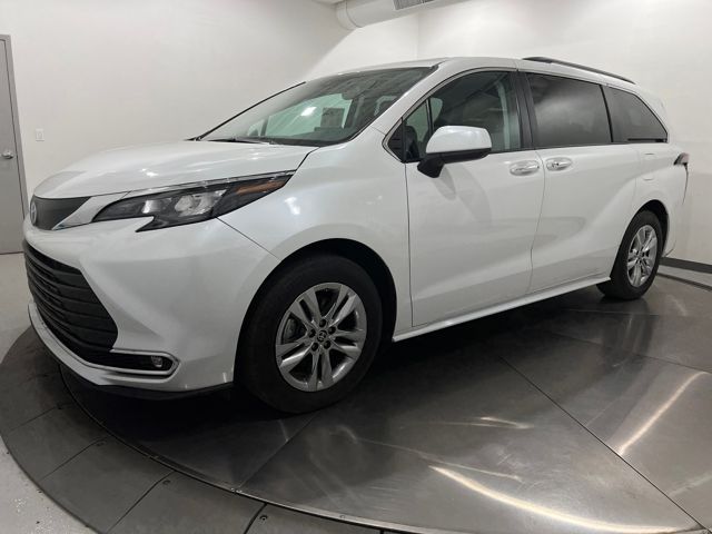 2024 Toyota Sienna XLE's photo