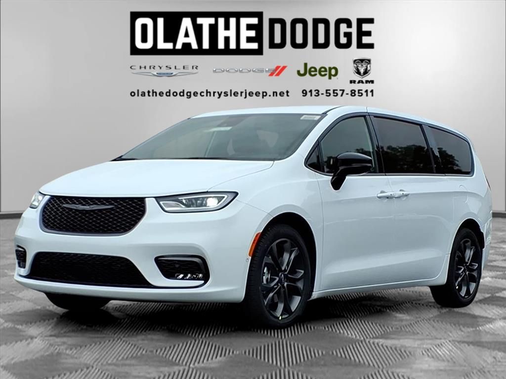 2026 Chrysler Pacifica Select's photo