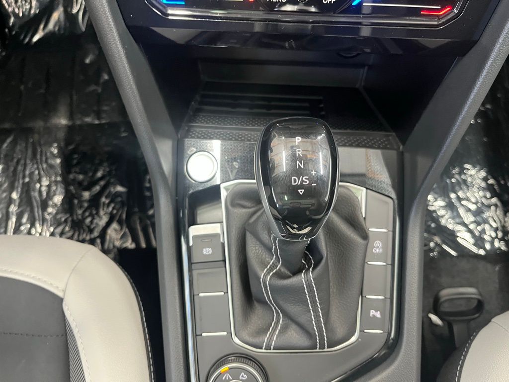 2025 Volkswagen Taos SE photo 13