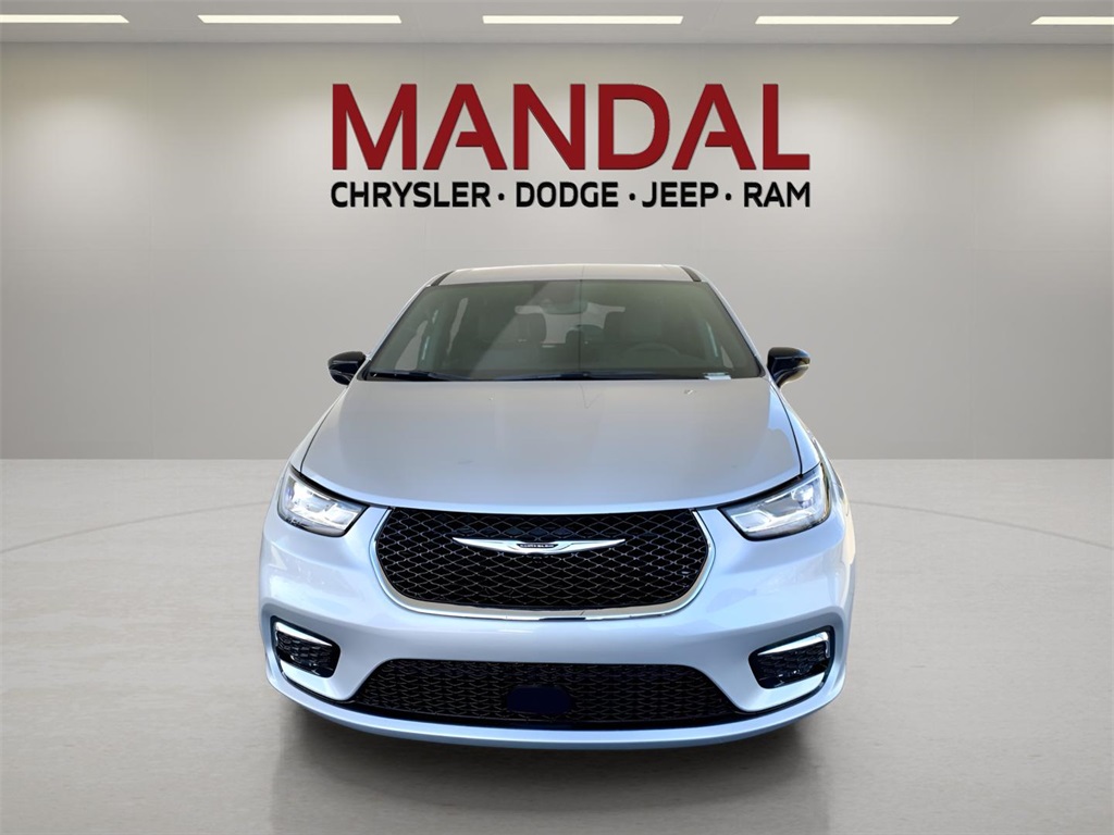 2026 Chrysler Pacifica photo 3