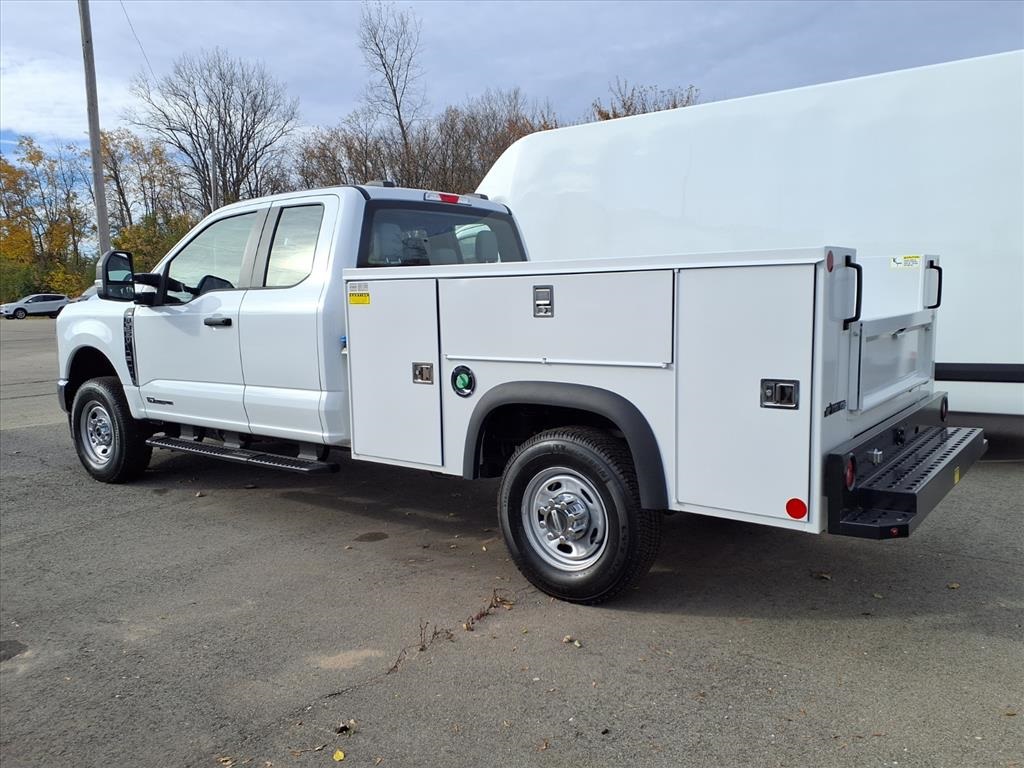 2025 Ford F-350 photo 3