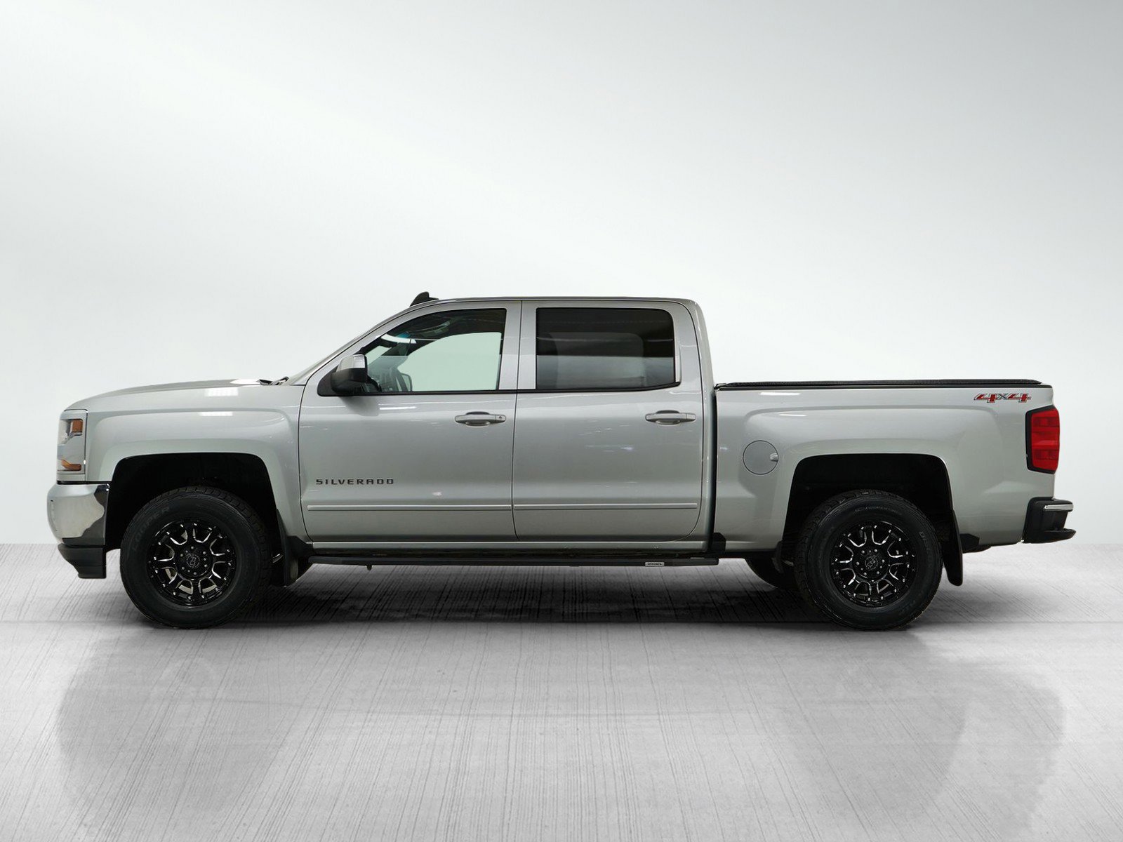 Used 2017 Chevrolet Silverado 1500 LT with VIN 3GCUKREC8HG299974 for sale in Burnsville, Minnesota