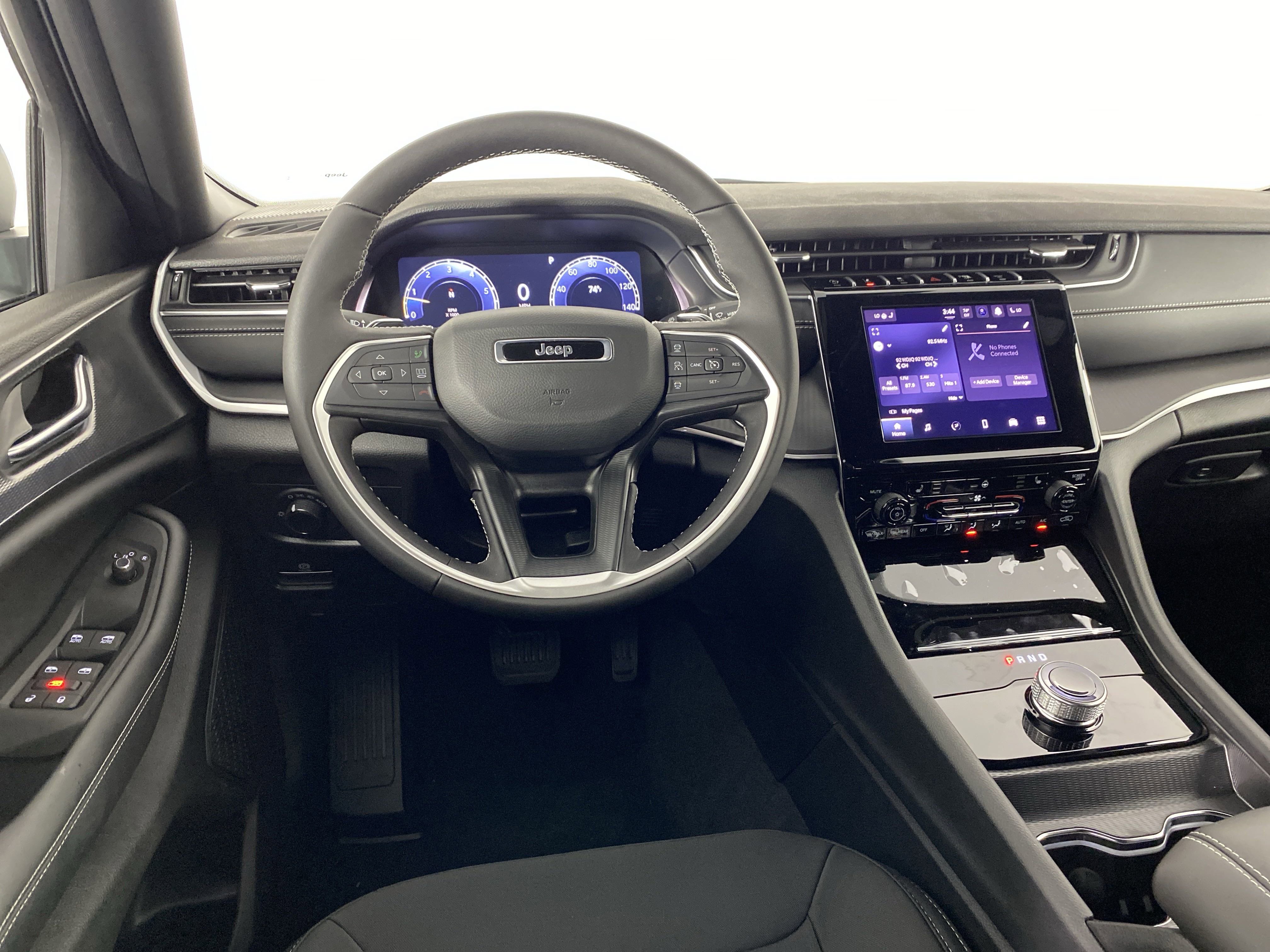 2025 Jeep Grand Cherokee Laredo Altitude photo 3