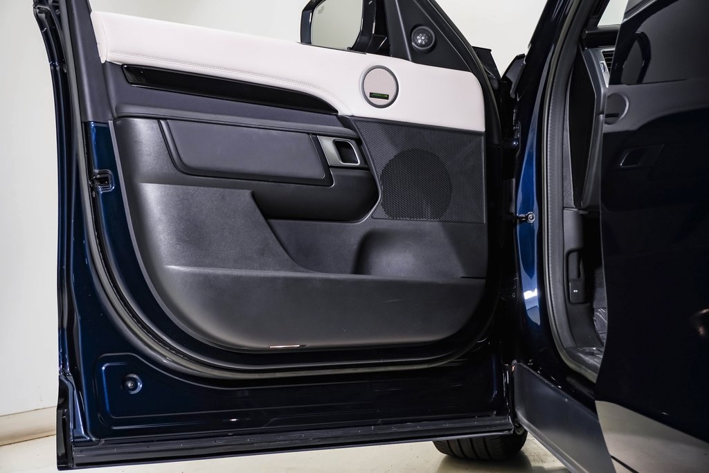 2023 Land Rover Discovery S R-Dynamic photo 24