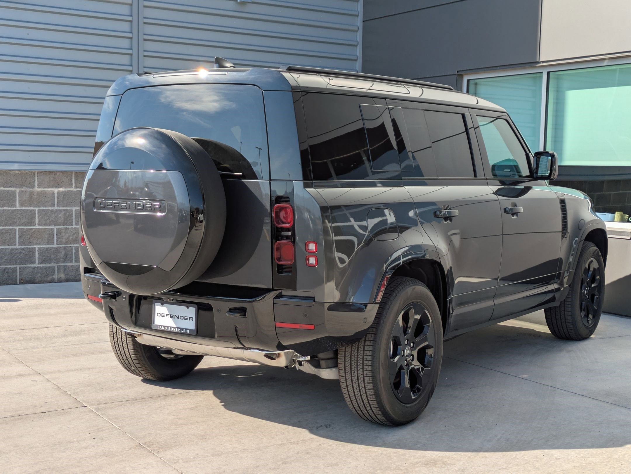 2025 Land Rover Defender 110 X-Dynamic SE photo 2