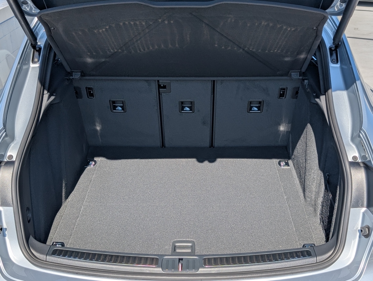 2026 Porsche Macan T photo 12