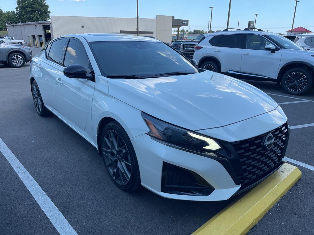 2023 Nissan Altima SR photo 2