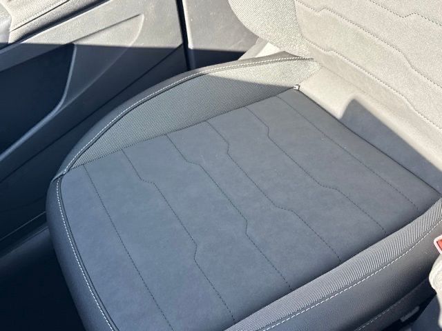 2025 Volkswagen Taos SE photo 31