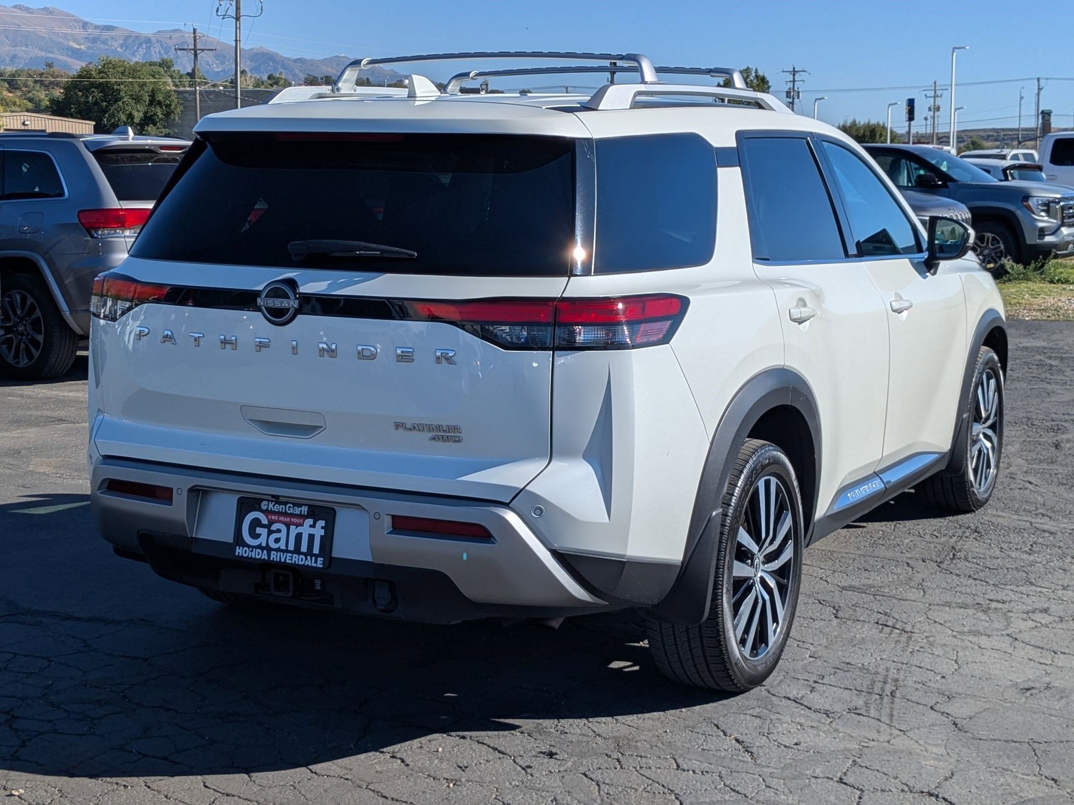 2023 Nissan Pathfinder Platinum photo 3
