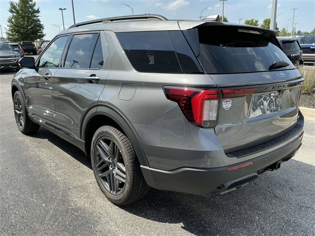 2025 Ford Explorer ST-Line photo 3