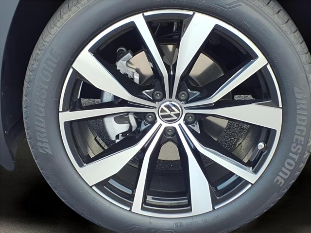 2026 Volkswagen Atlas Cross Sport SEL Premium R-Line photo 5