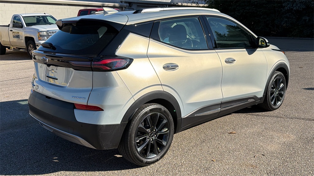 2022 Chevrolet Bolt EUV Premier photo 2