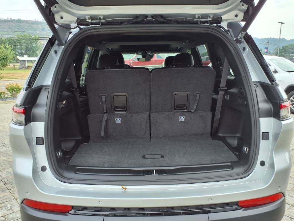2025 Jeep Grand Cherokee Altitude photo 2