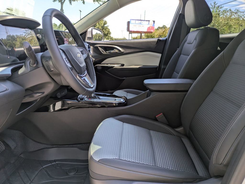2025 Chevrolet Trax LT photo 11