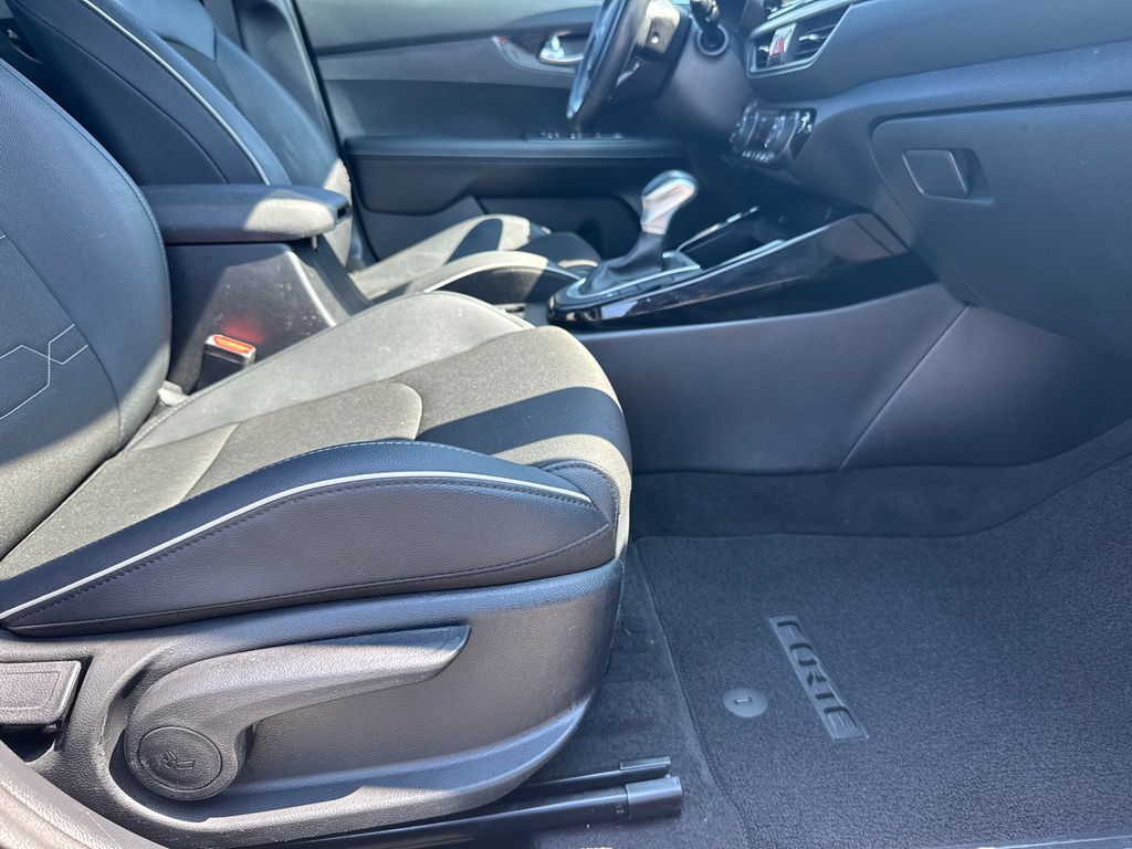 2024 Kia Forte GT-Line photo 11
