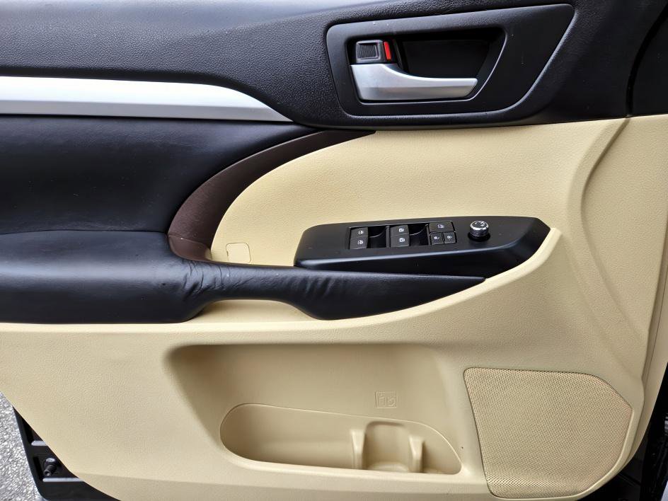 2015 Toyota Highlander XLE photo 25