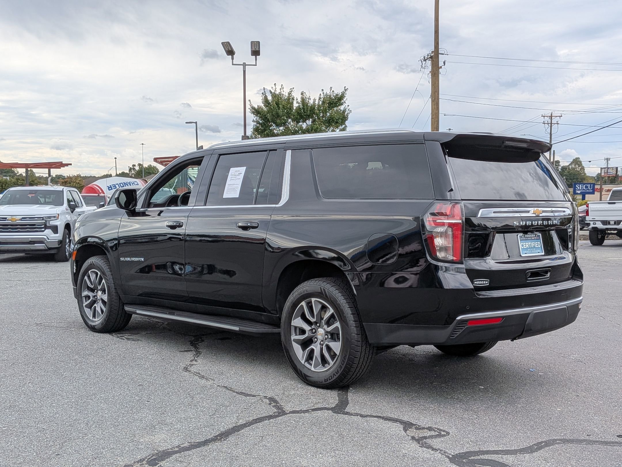 2024 Chevrolet Suburban LS photo 3