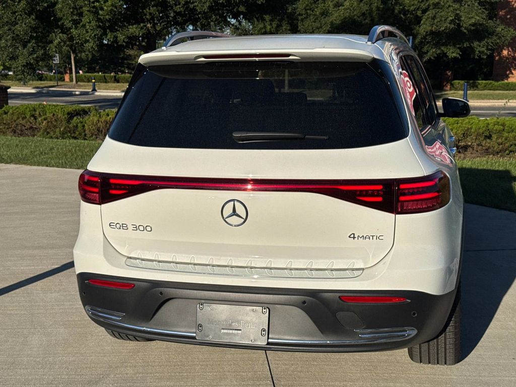 2025 Mercedes Benz EQB 300 4MATIC photo 4