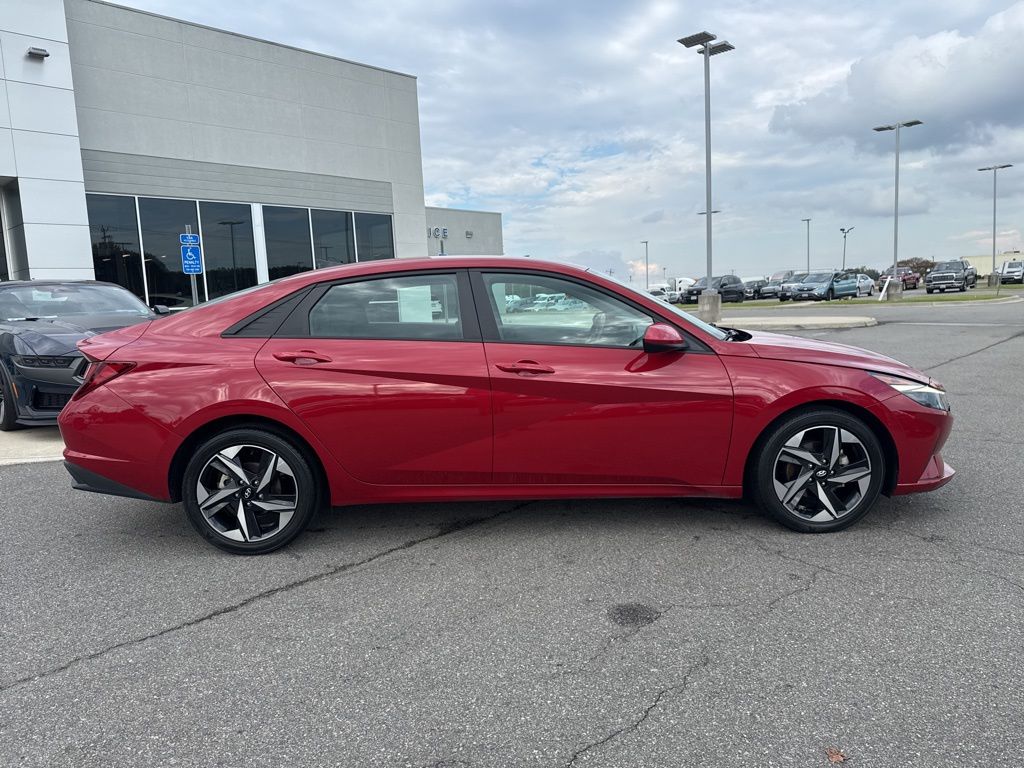 2023 Hyundai Elantra SEL photo 2