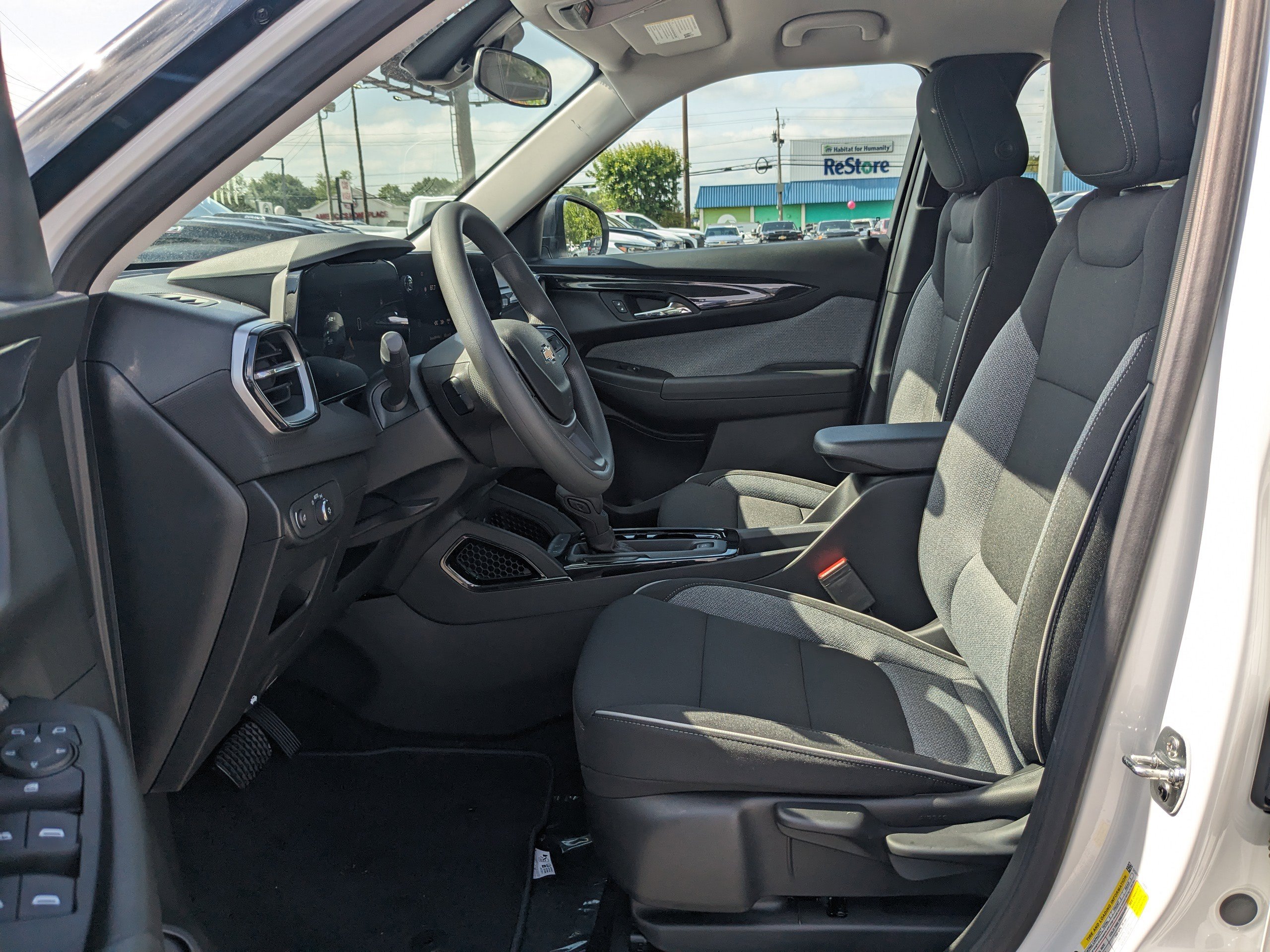 2025 Chevrolet Trailblazer LS photo 16