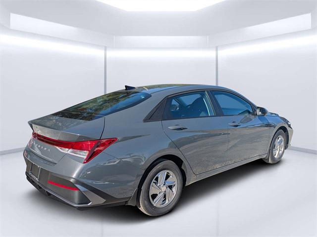 2026 Hyundai Elantra SE photo 3