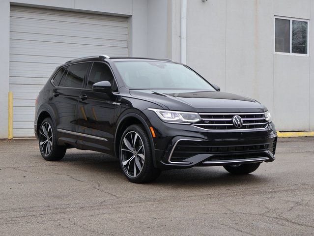 2023 Volkswagen Tiguan SEL R-LINE's photo