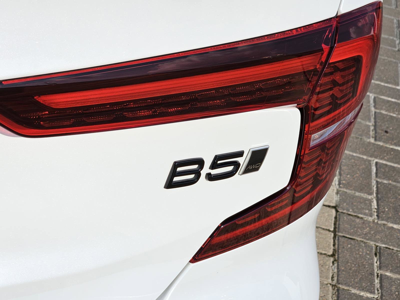 2024 Volvo S60 B5 AWD Plus Black Edition photo 7