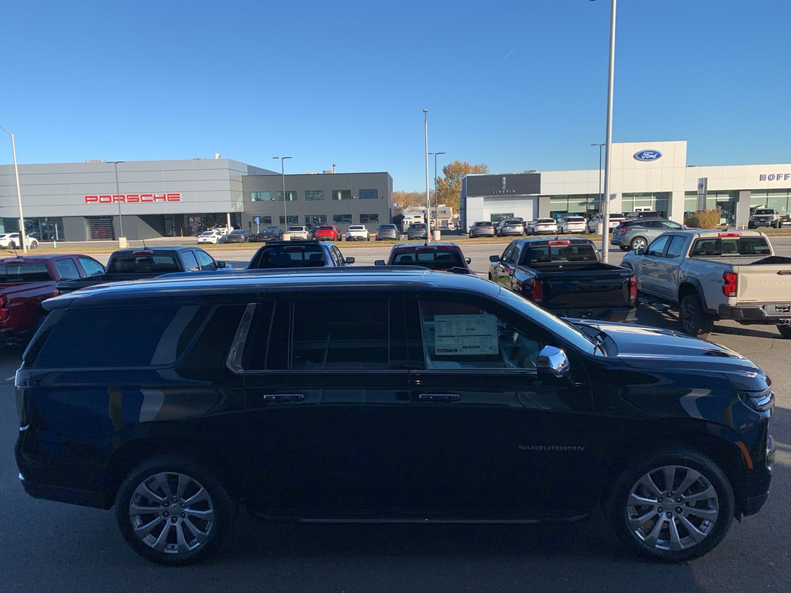 2025 Chevrolet Suburban Premier photo 4