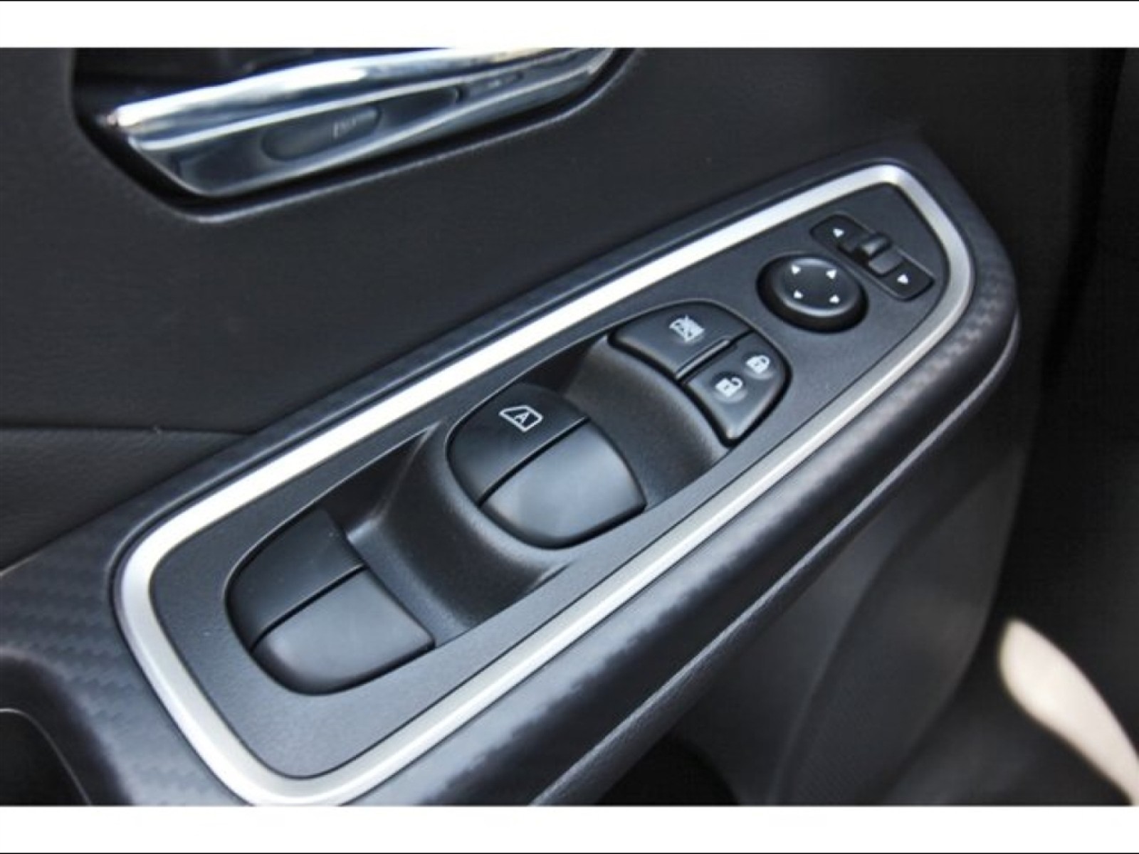 2025 Nissan Versa SR - 10