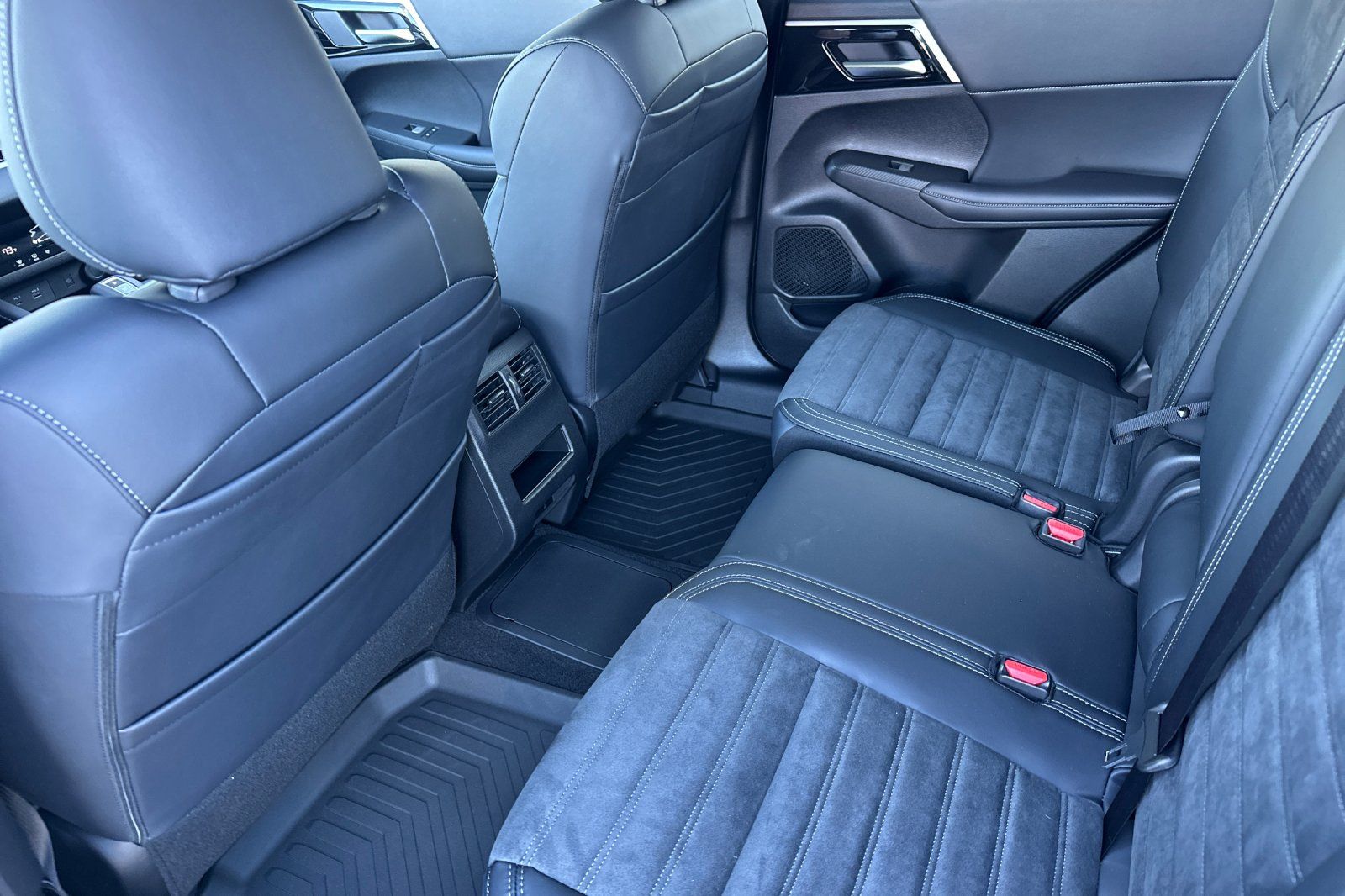 2025 Mitsubishi Outlander PHEV SE photo 11