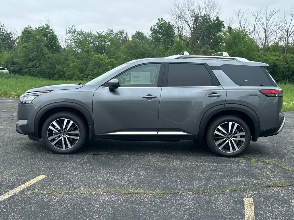 2025 Nissan Pathfinder Platinum photo 2