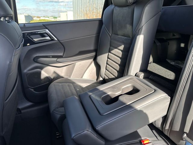 2024 Mitsubishi Outlander photo 16
