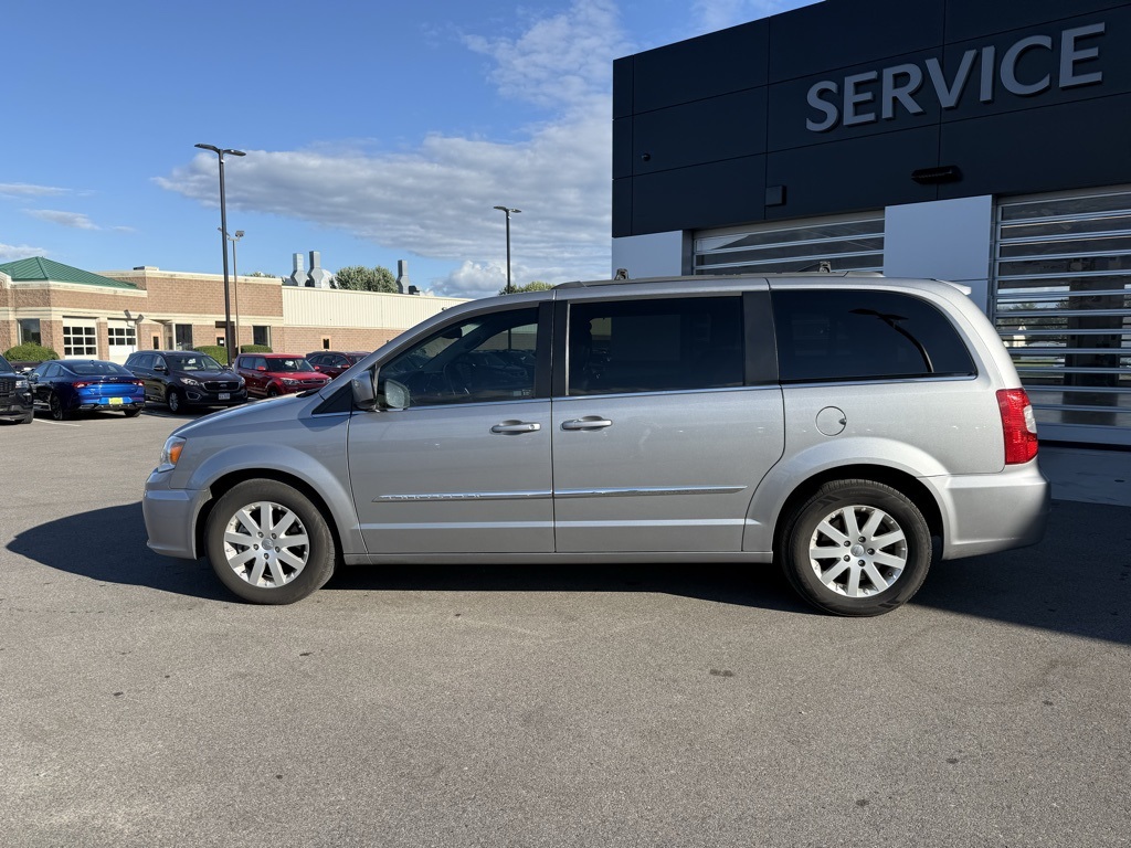 2015 Chrysler Town & Country Touring photo 2