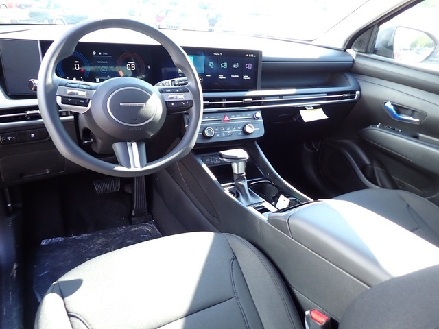 2025 Hyundai Tucson SE photo 12