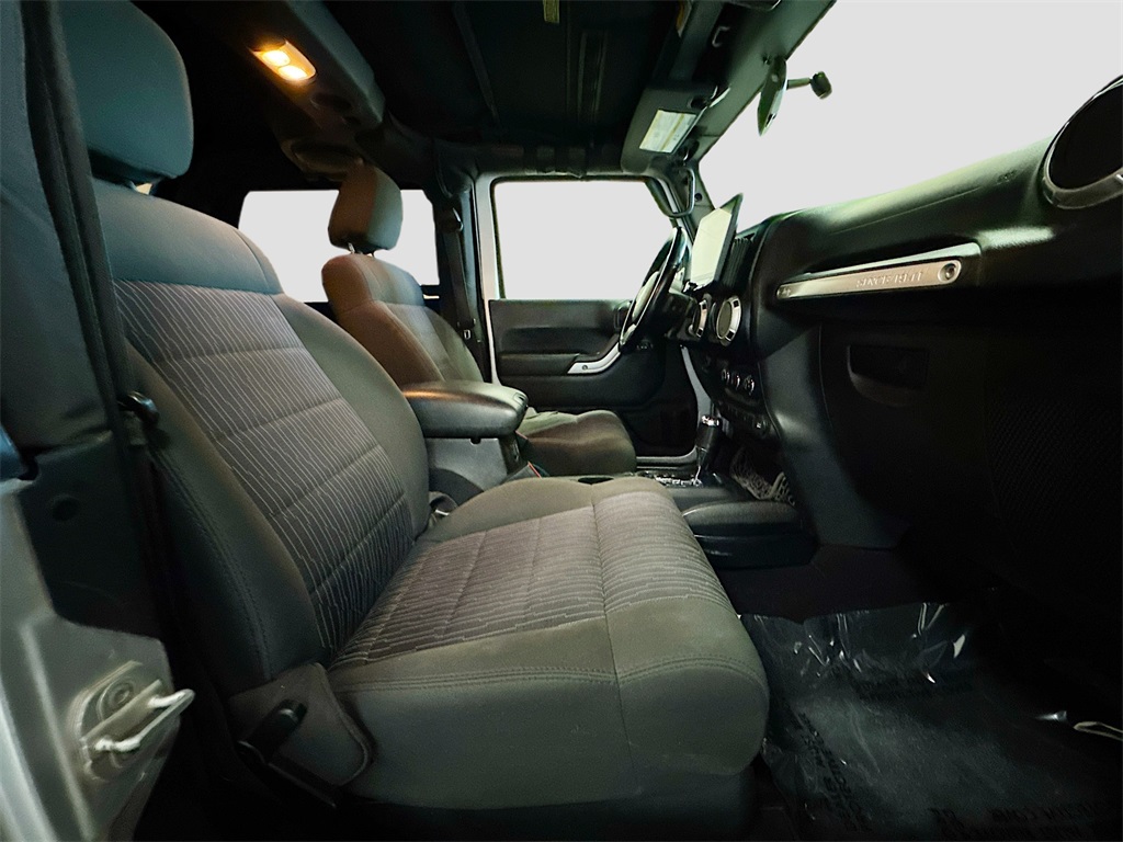 2012 Jeep Wrangler Sahara photo 9