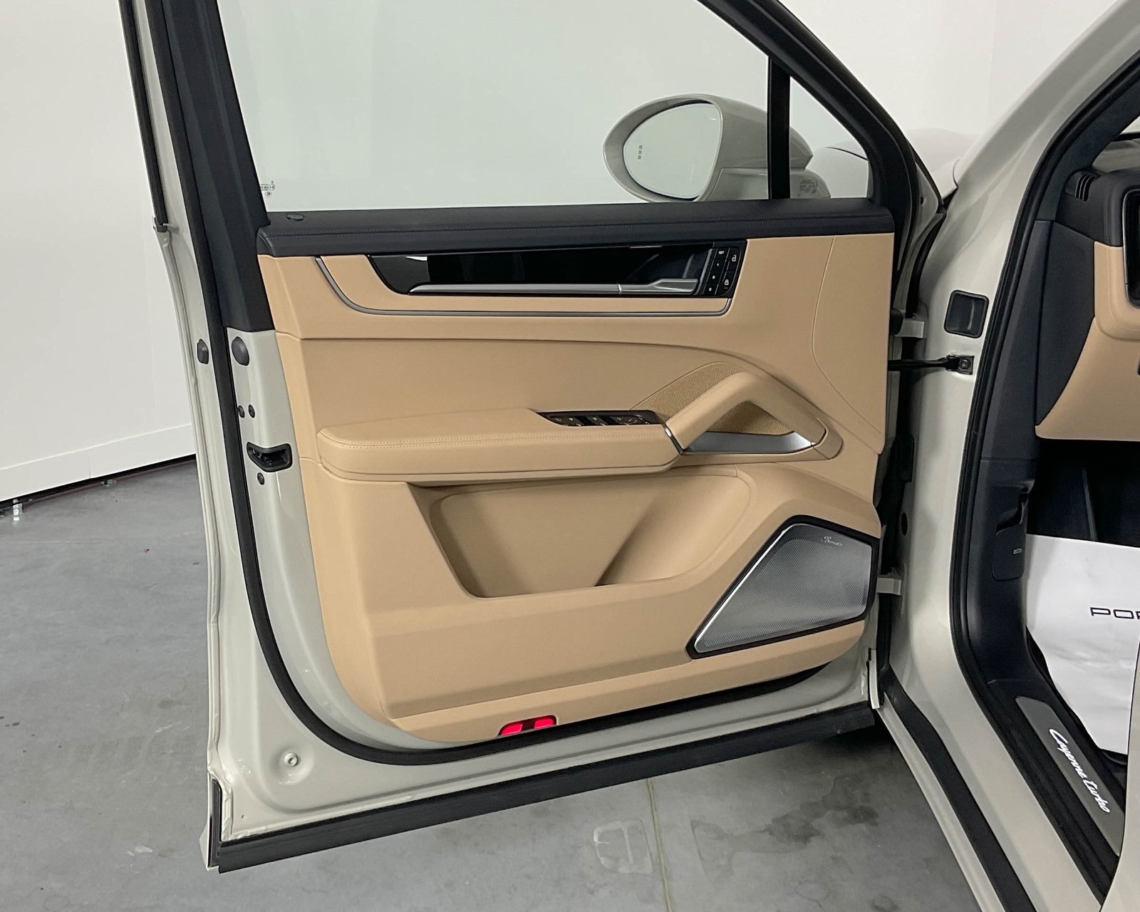 2024 Porsche Cayenne Turbo E-Hybrid photo 13