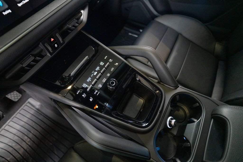 2025 Porsche Cayenne photo 24
