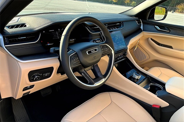 2025 Jeep Grand Cherokee Limited photo 3