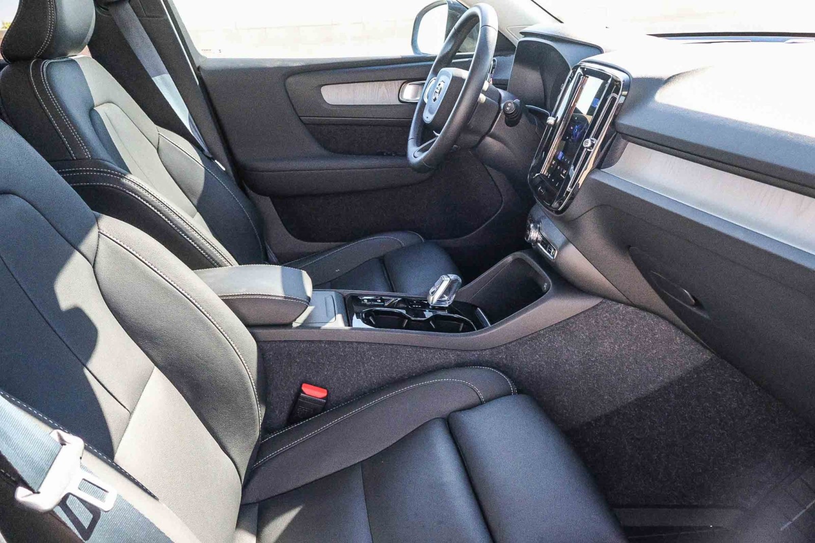 2025 Volvo XC40 Plus photo 7