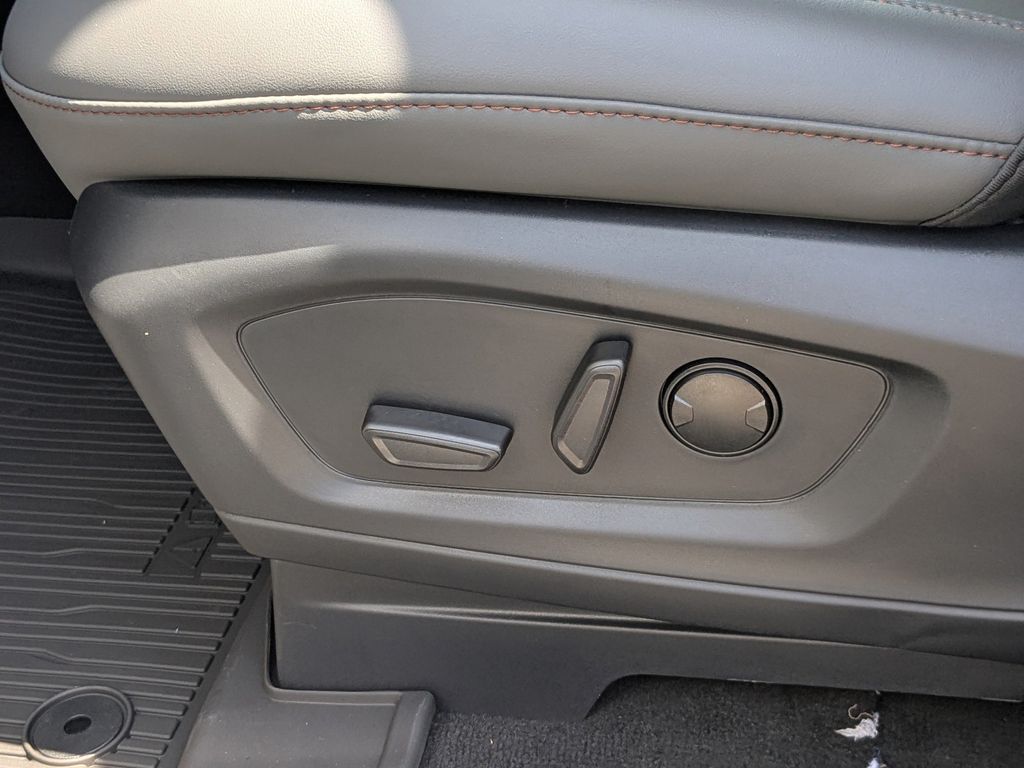 2025 Ford Explorer photo 21