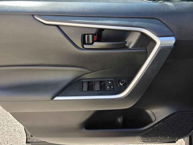 2022 Toyota RAV4 LE photo 10