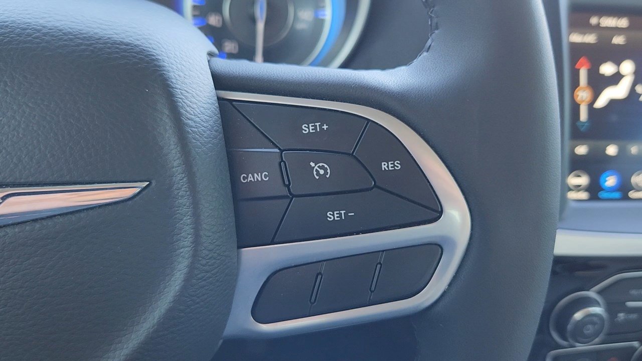2022 Chrysler 300 Touring L photo 11