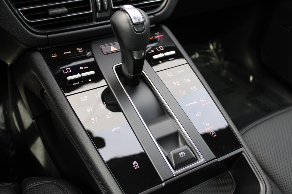 2025 Porsche Macan Base photo 24