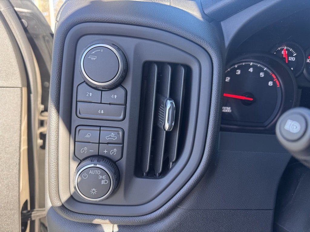 2026 Chevrolet Silverado 2500HD Custom photo 4